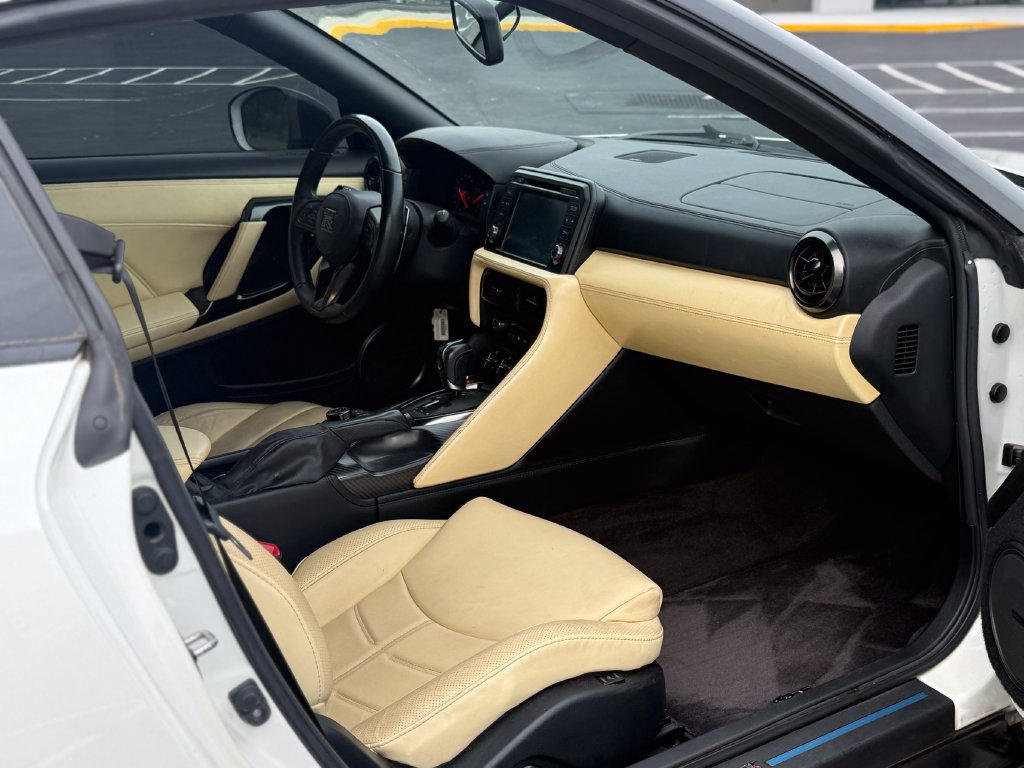 Used 2017 Nissan GT-R Premium w/ Premium Interior Package AWD/4WD image 23