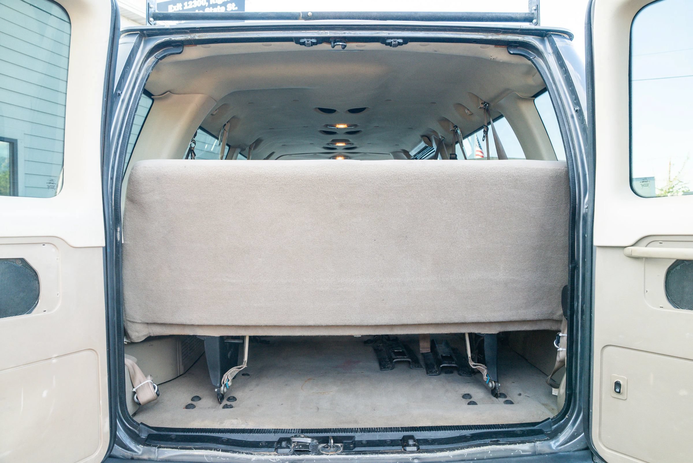 Used 2006 Ford E-350 and Econoline 350 XL RWD image 7