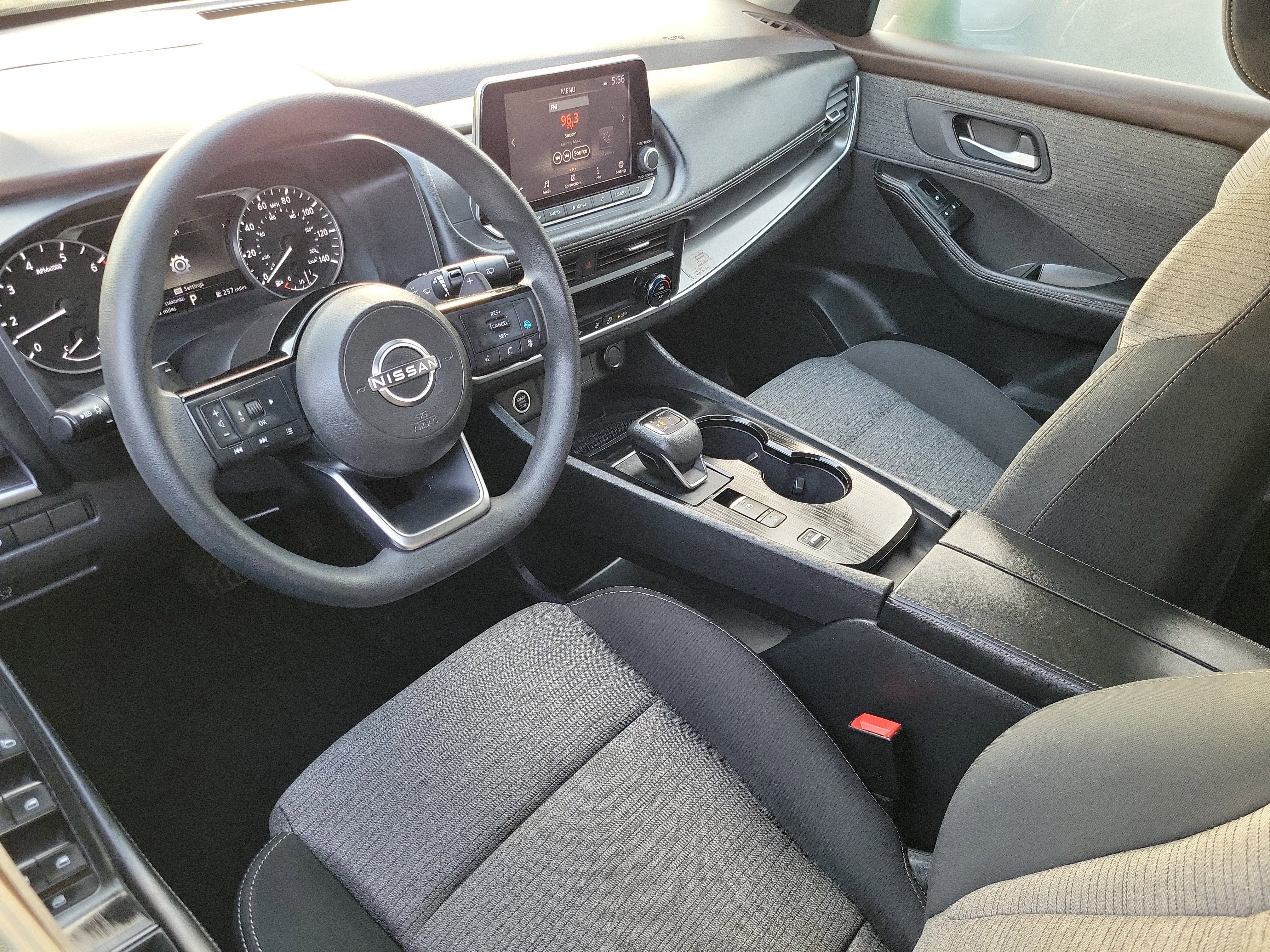 Used 2023 Nissan Rogue SV image 5