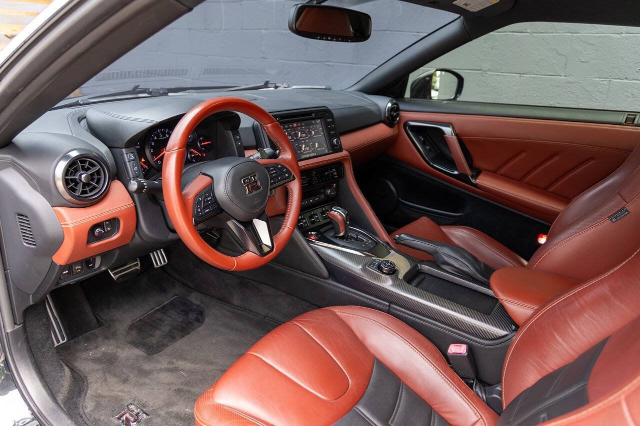 Used 2017 Nissan GT-R Premium w/ Premium Interior Package AWD/4WD image 6