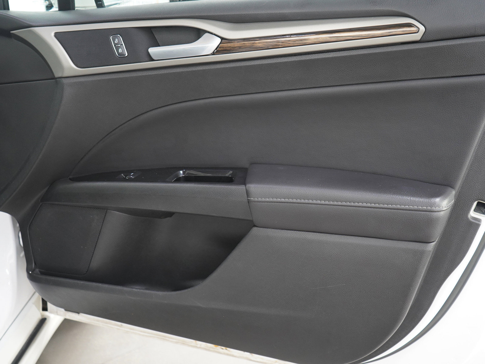 Used 2014 Ford Fusion SE w/ Equipment Group 202A FWD image 9