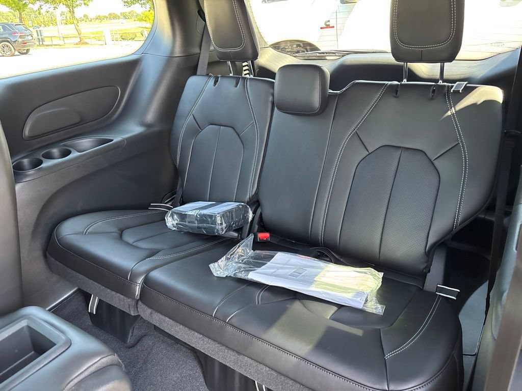 New 2027 Chrysler Pacifica Select FWD image 18