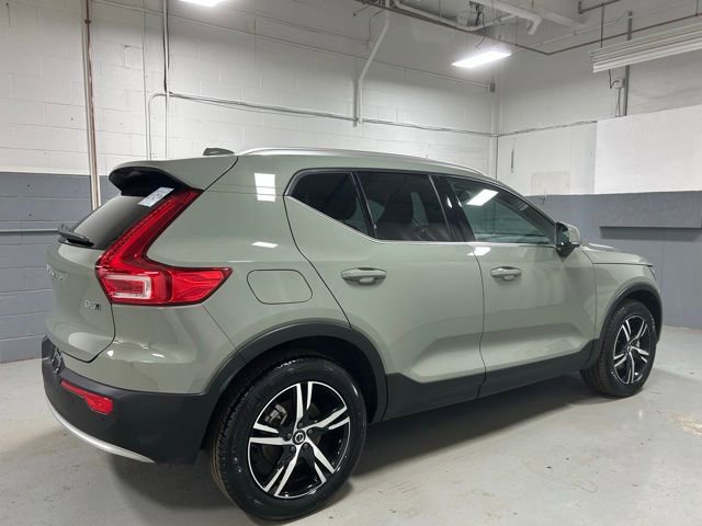Certified 2025 Volvo XC40 B5 Core image 3