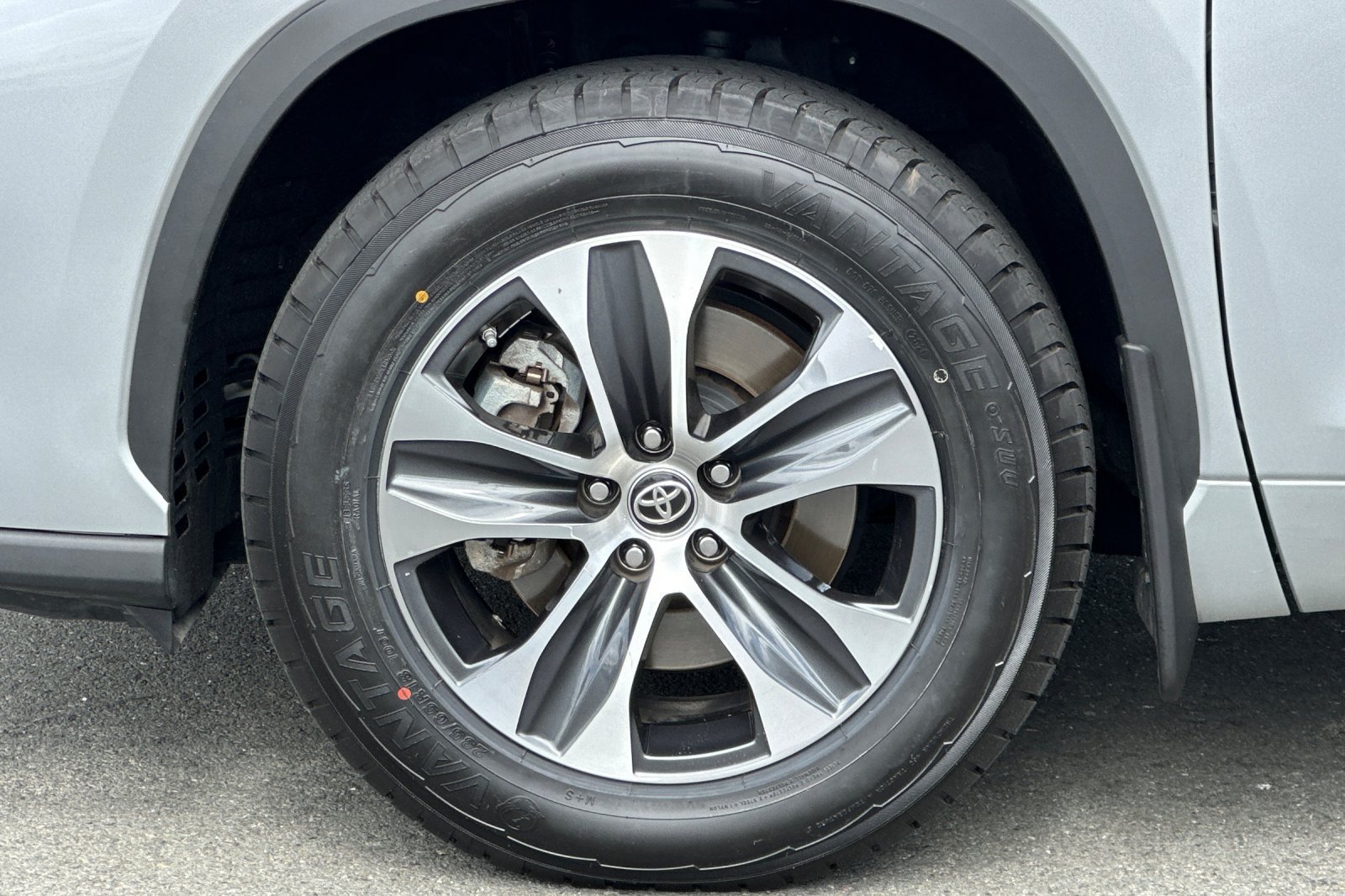 Used 2023 Toyota Highlander XLE FWD image 27