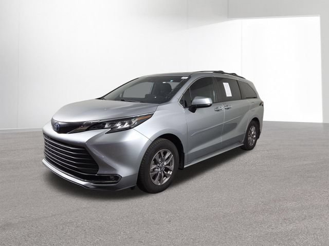 Used 2022 Toyota Sienna XLE FWD image 2