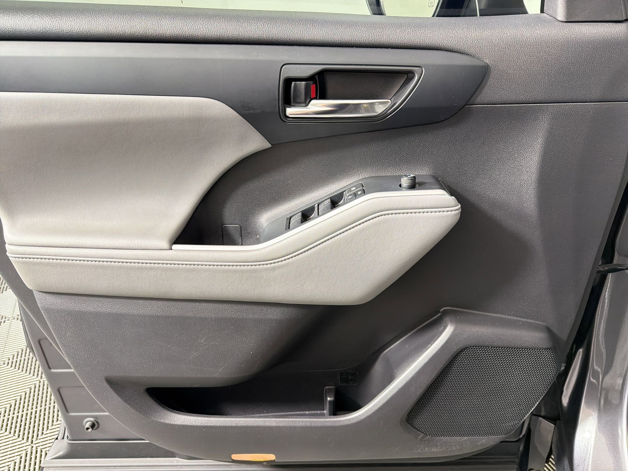 Used 2022 Toyota Highlander XLE image 12