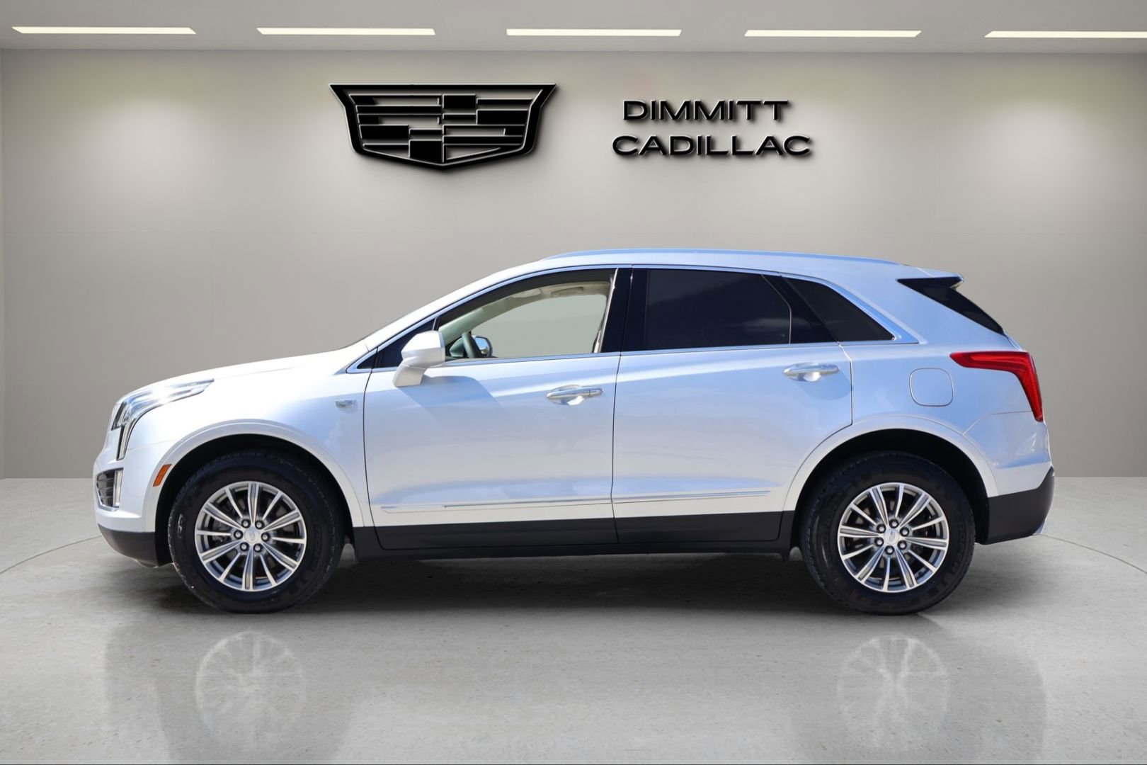 Used 2017 Cadillac XT5 Luxury w/ Driver Awareness Package FWD image 2