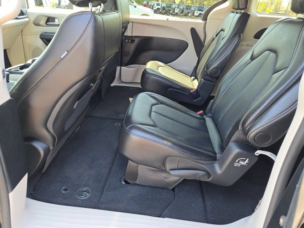 Certified 2024 Chrysler Pacifica Touring-L FWD image 21