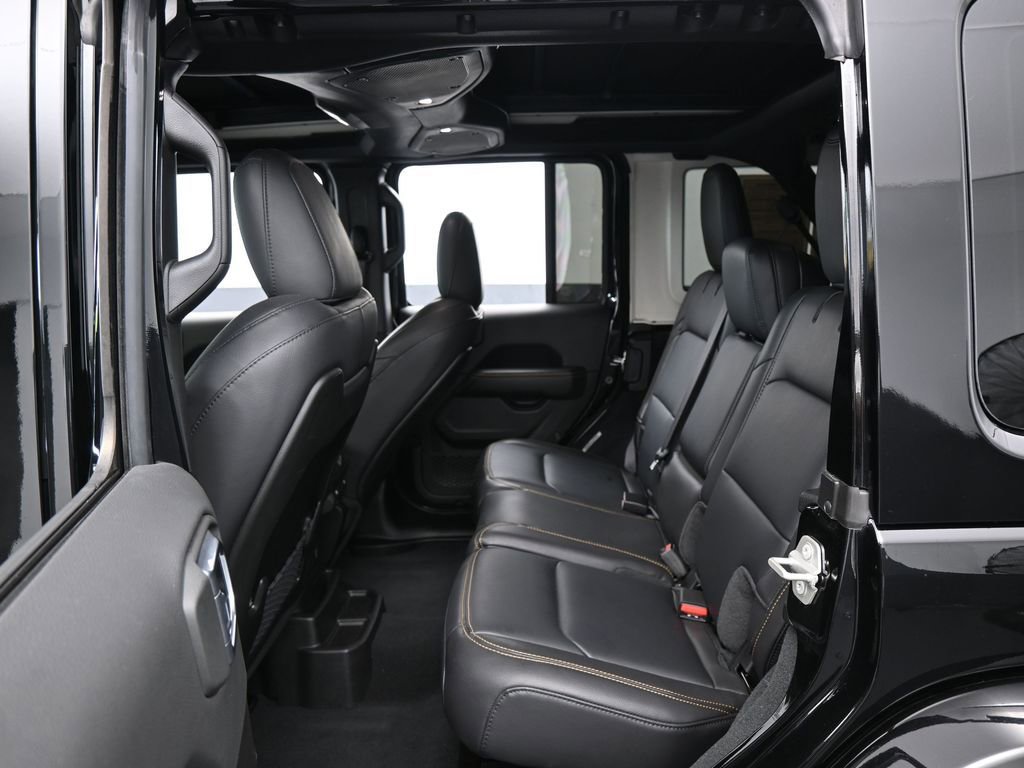 Used 2024 Jeep Wrangler Sahara image 28