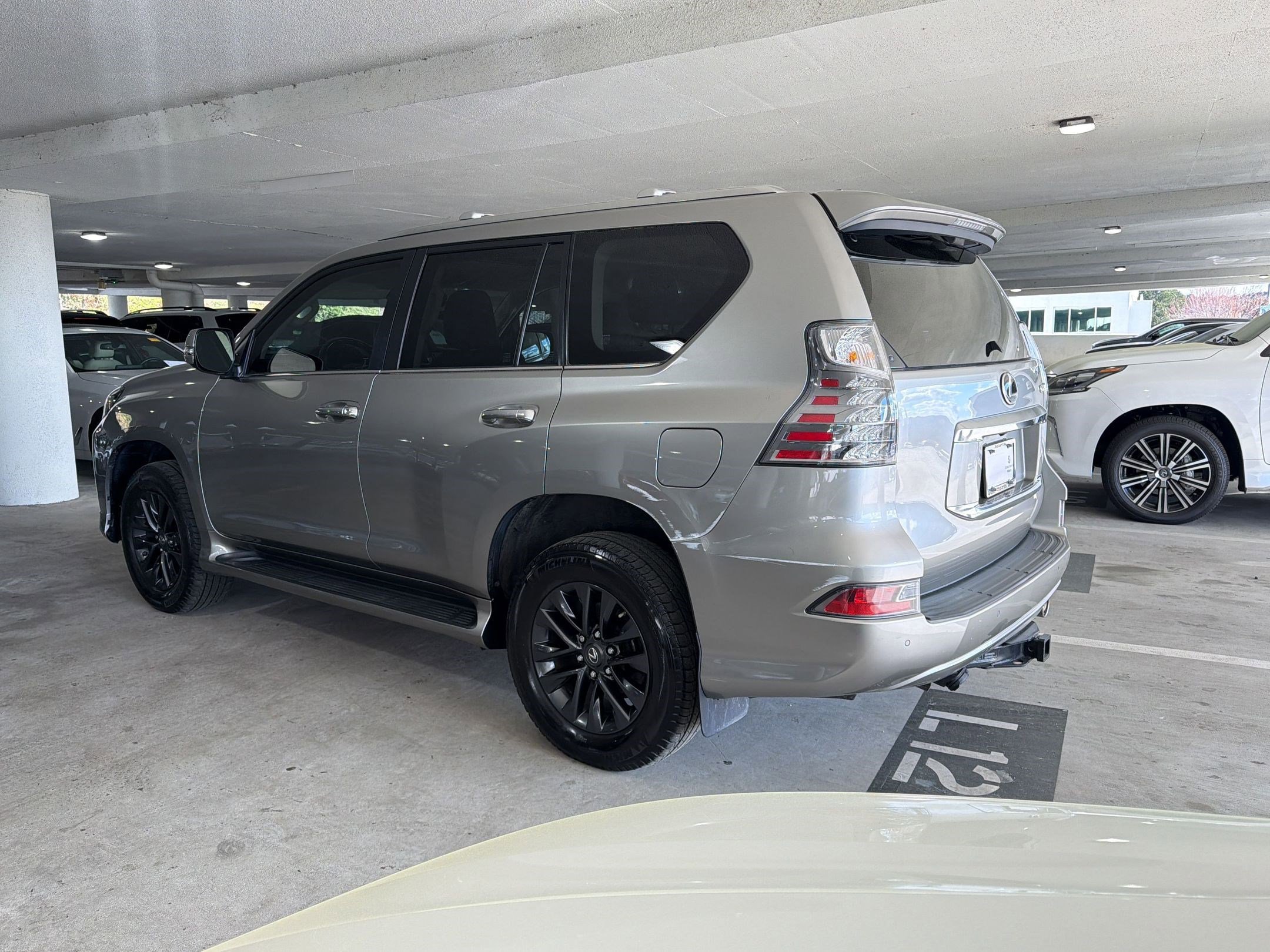 Used 2023 Lexus GX 460 Premium image 3