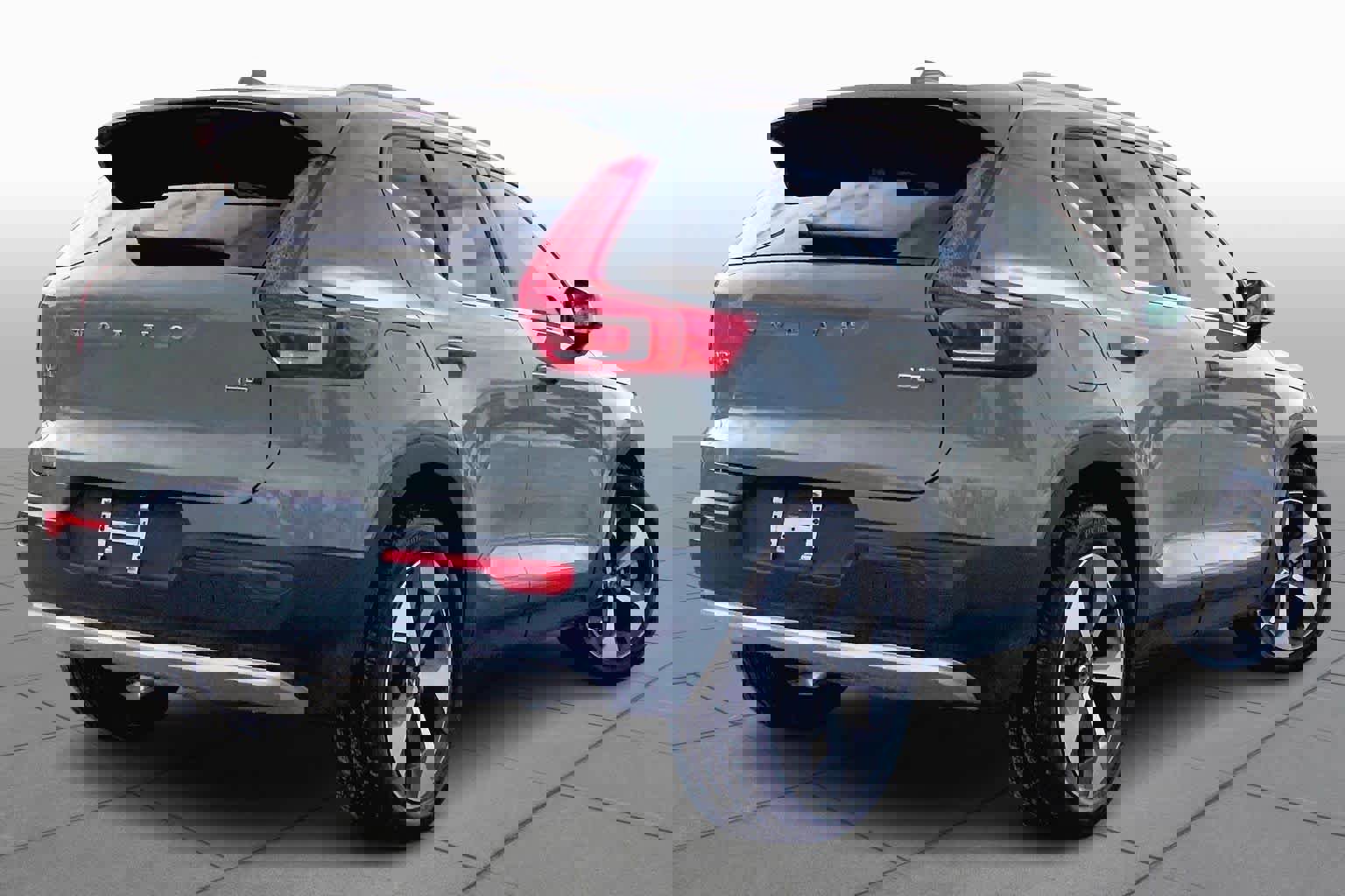 Used 2025 Volvo XC40 B5 Core w/ Protection Package Premier image 13