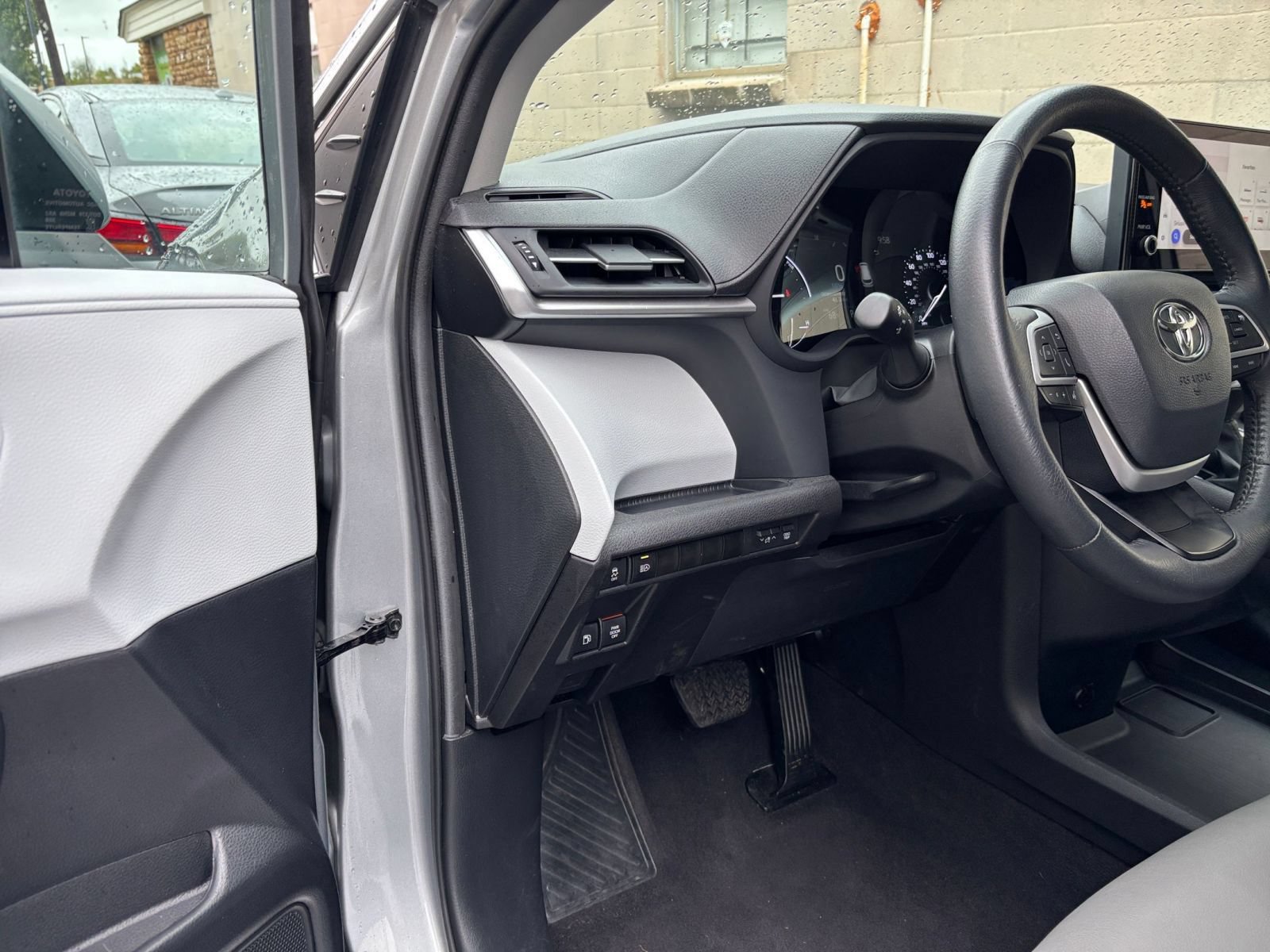 Used 2025 Toyota Sienna XLE FWD image 38