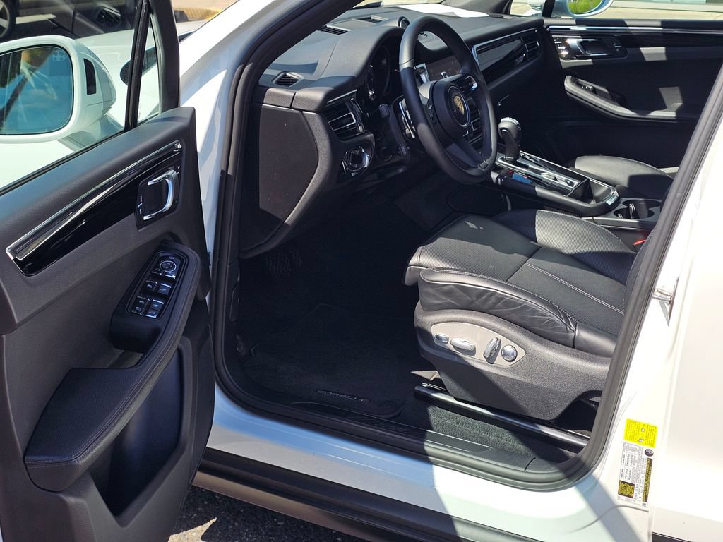 Used 2025 Porsche Macan AWD/4WD image 20