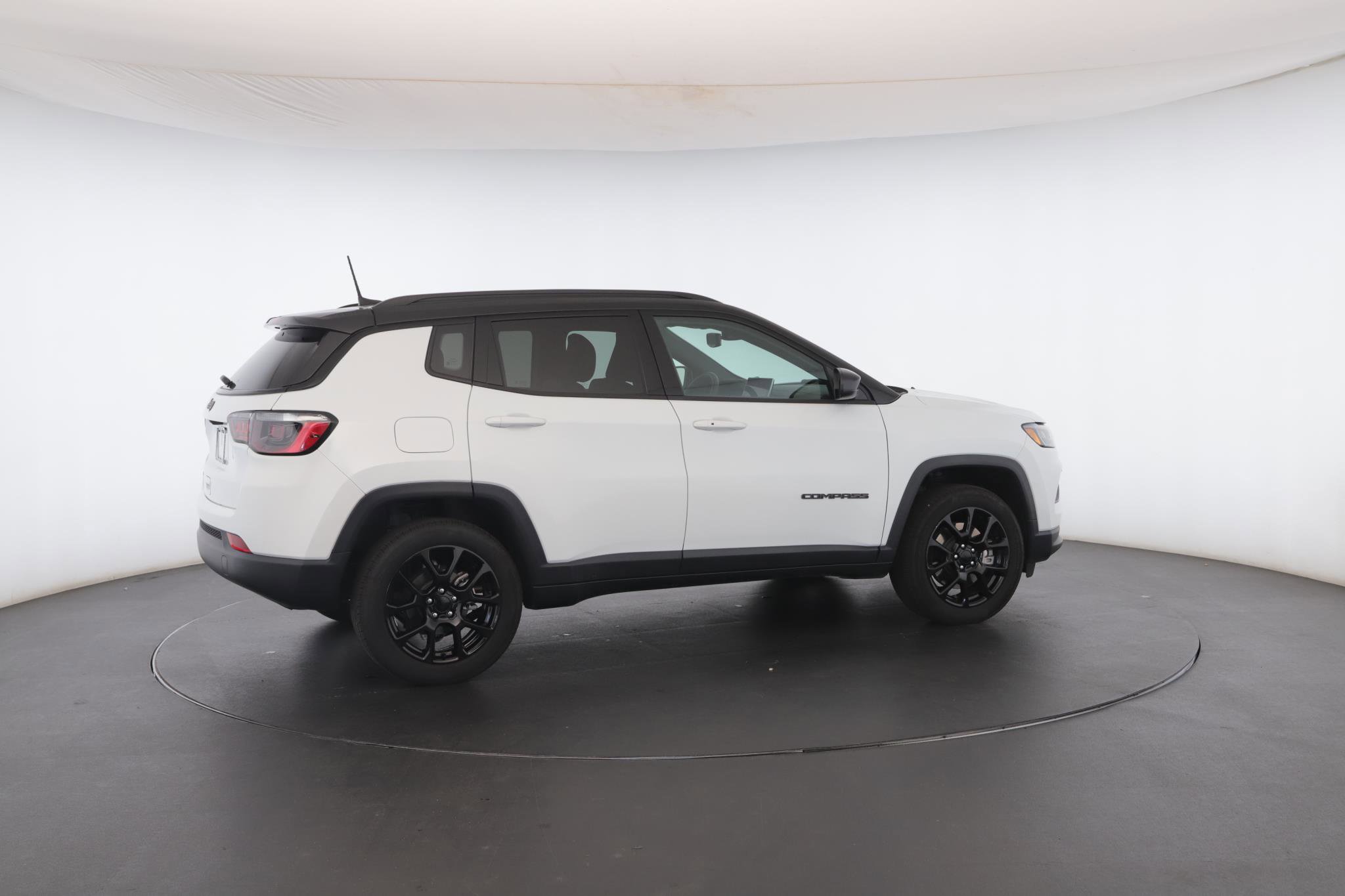 Used 2024 Jeep Compass Latitude w/ Sun and Sound Group AWD/4WD image 30