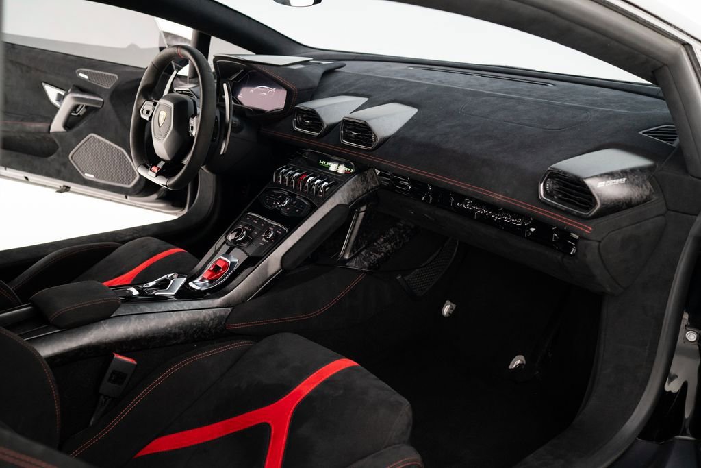 Used 2018 Lamborghini Huracan Performante AWD/4WD image 28