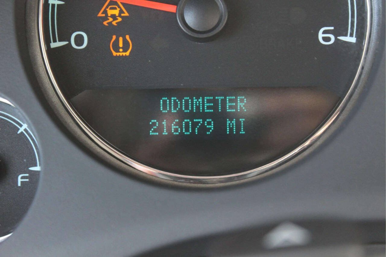 Used 2008 Chevrolet Suburban LT w/ LT Preferred Equipment Group AWD/4WD image 11
