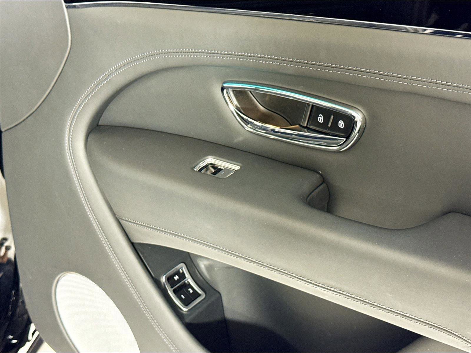 Used 2024 Bentley Bentayga AWD/4WD image 35