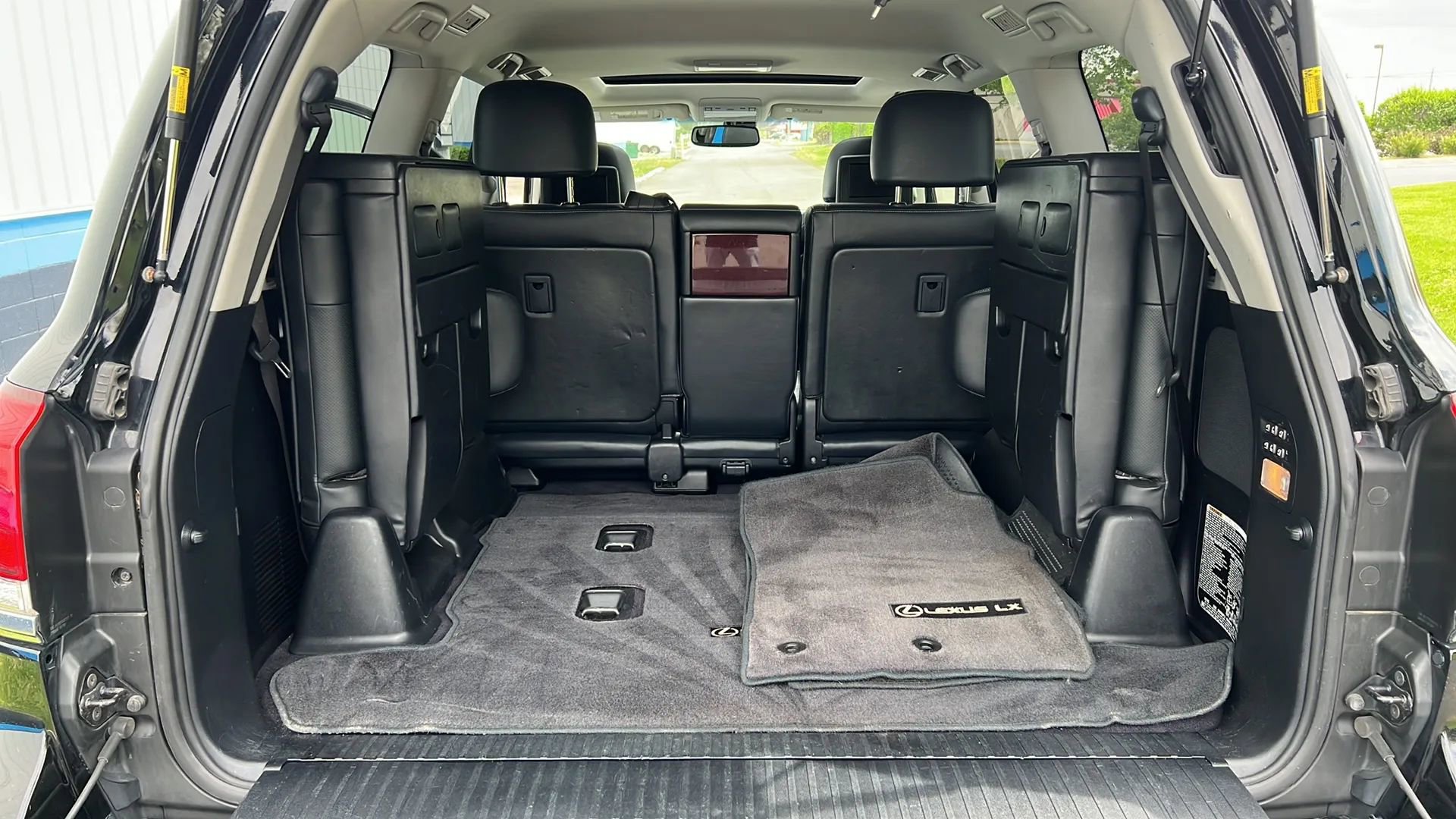 Used 2013 Lexus LX 570 4WD w/ Luxury Pkg image 17