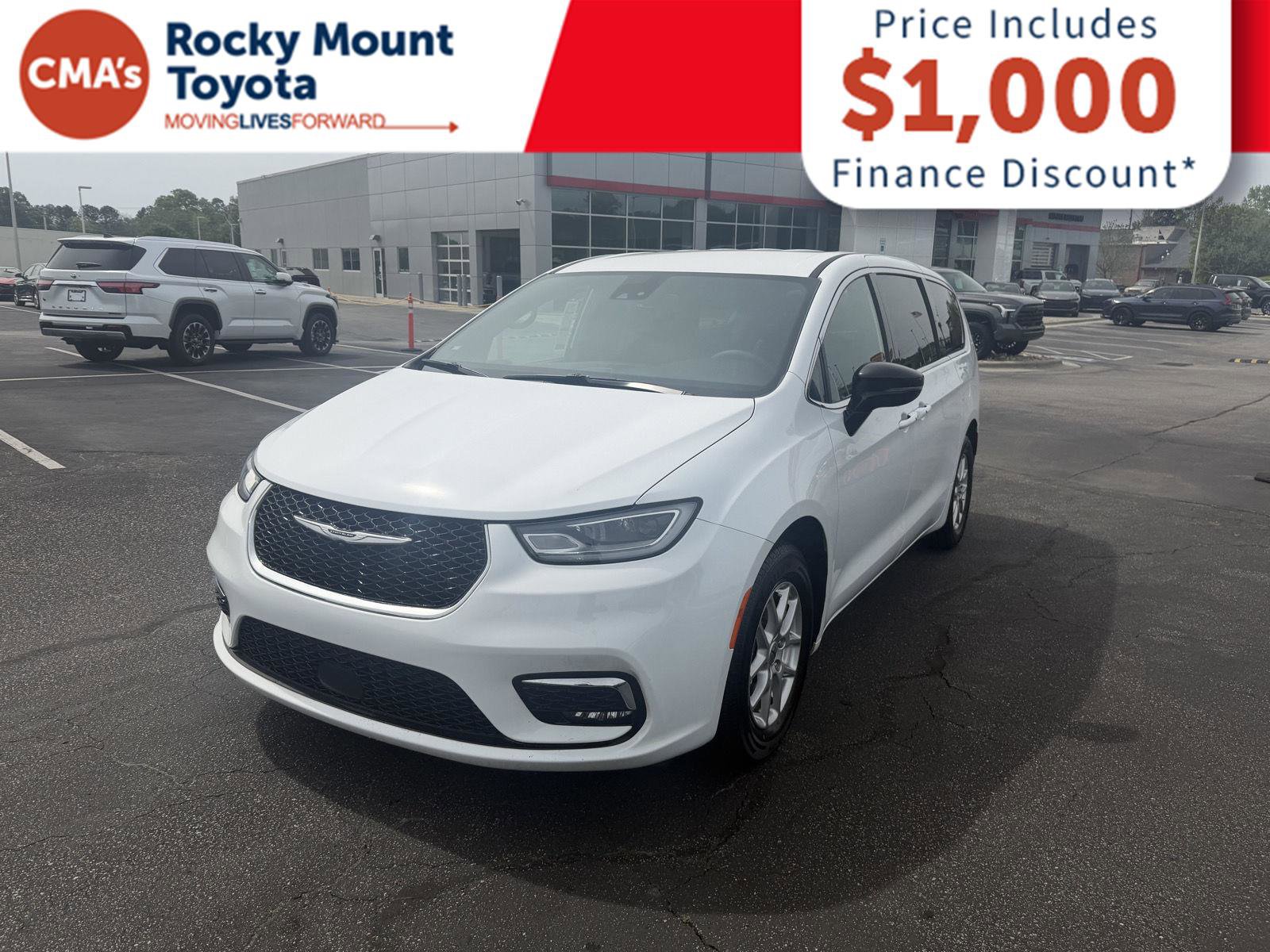 Used 2025 Chrysler Pacifica Select image 3