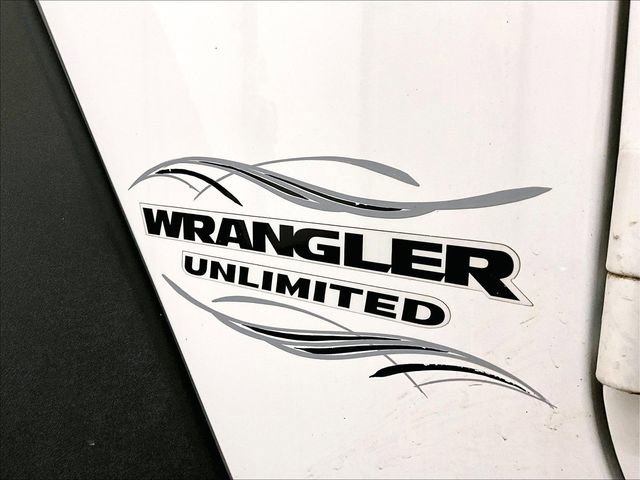 Used 2016 Jeep Wrangler Unlimited Rubicon w/ Connectivity Group AWD/4WD image 13