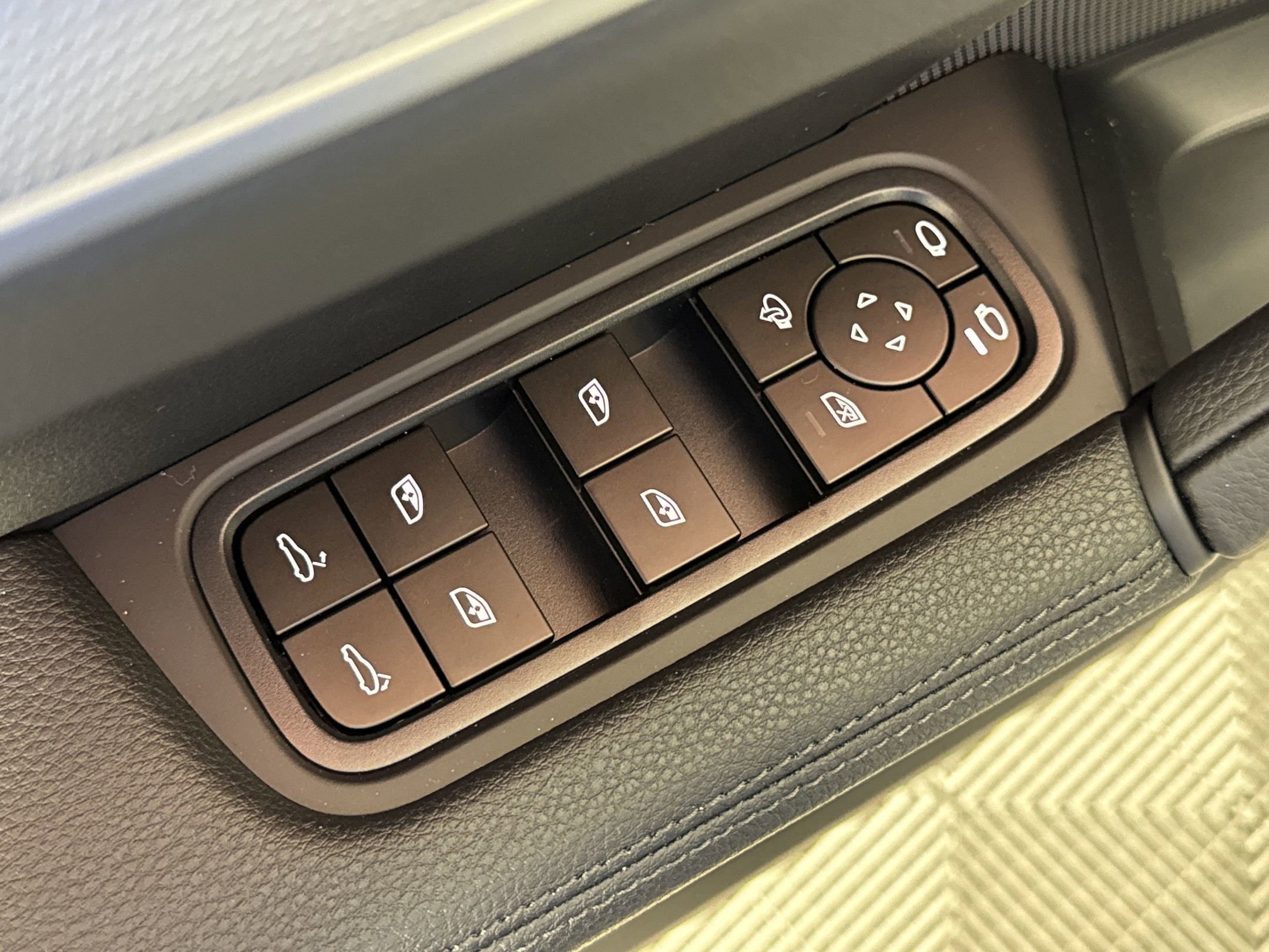 Certified 2025 Porsche Cayenne S image 13