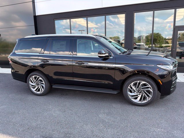 New 2027 Lincoln Navigator Premiere AWD/4WD image 2