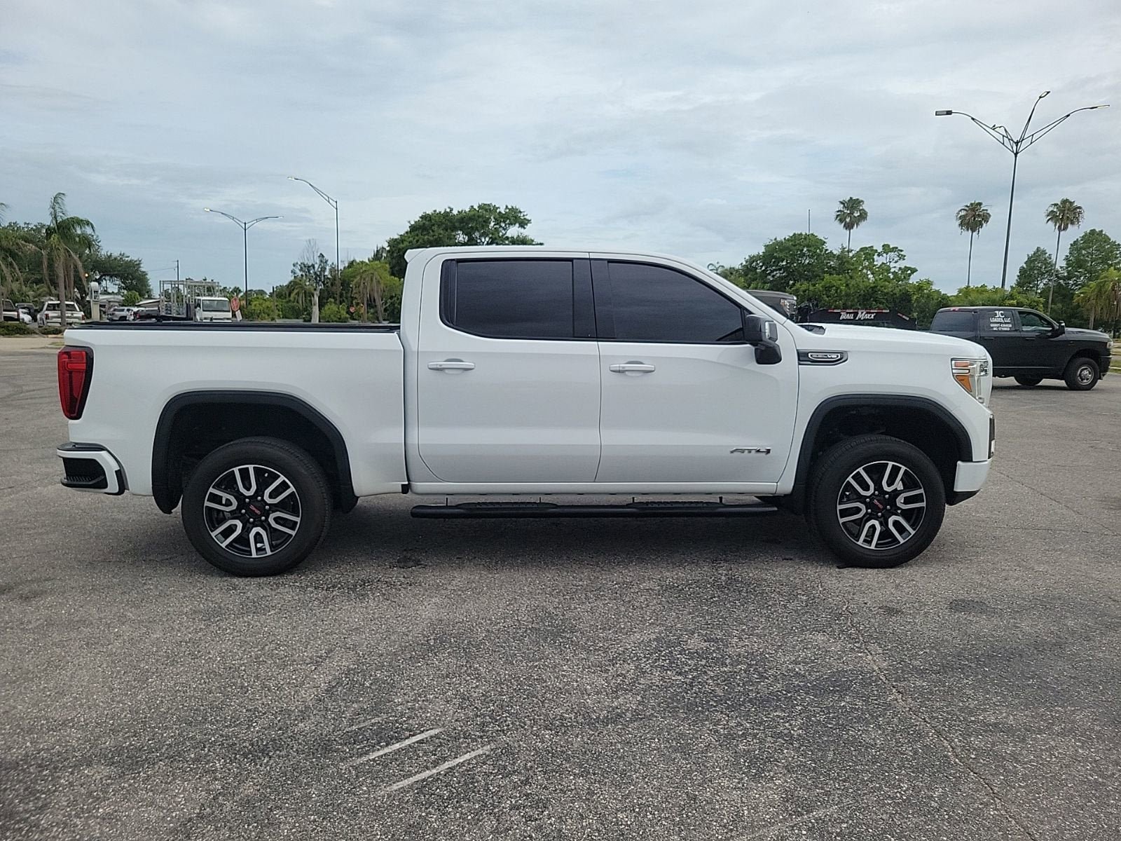 Used 2021 GMC Sierra 1500 AT4 w/ Driver Alert Package II AWD/4WD image 4