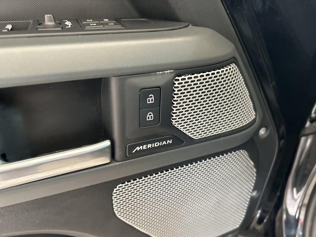 Used 2024 Land Rover Defender 130 X-Dynamic SE image 40