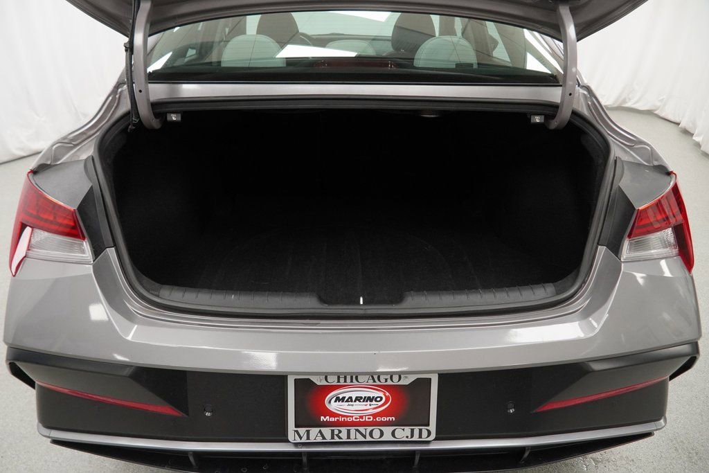 Used 2024 Hyundai Elantra Limited image 45