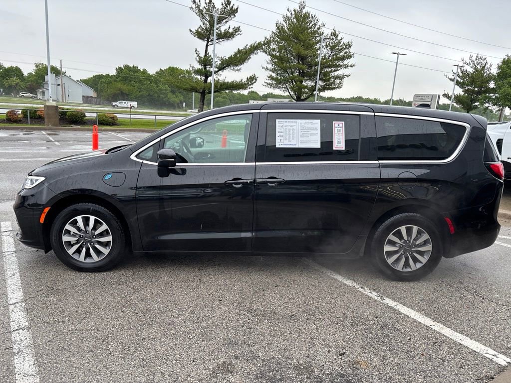 Used 2023 Chrysler Pacifica Touring-L FWD image 16