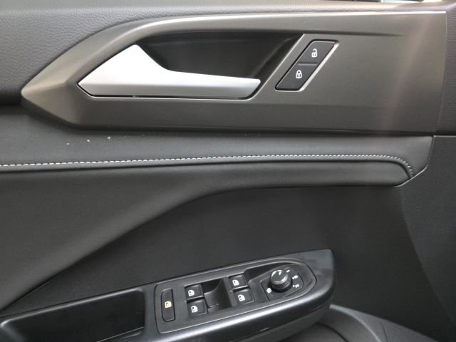 Used 2025 Volkswagen Taos SE image 12