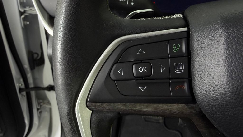 Used 2023 Jeep Grand Cherokee L Limited AWD/4WD image 18