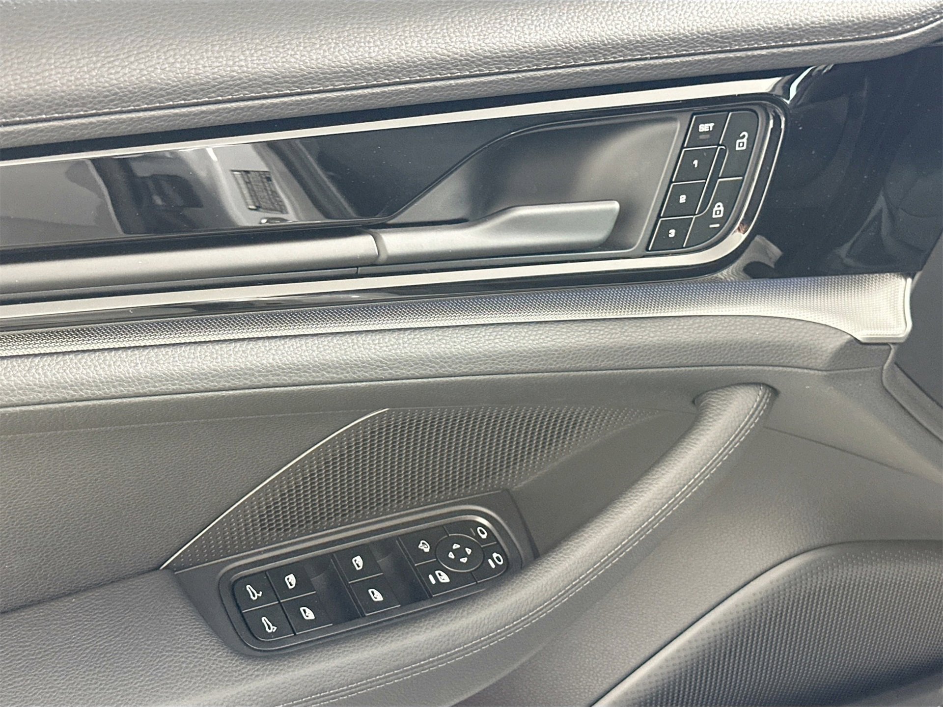 Certified 2025 Porsche Panamera image 30