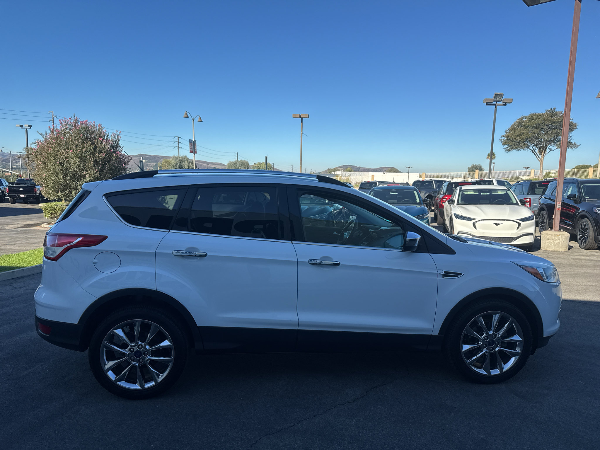 Used 2015 Ford Escape SE w/ SE Chrome Package FWD image 4