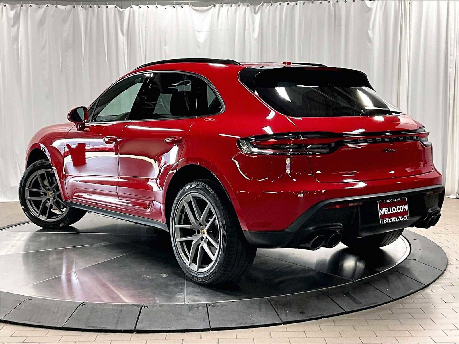 Used 2025 Porsche Macan image 3