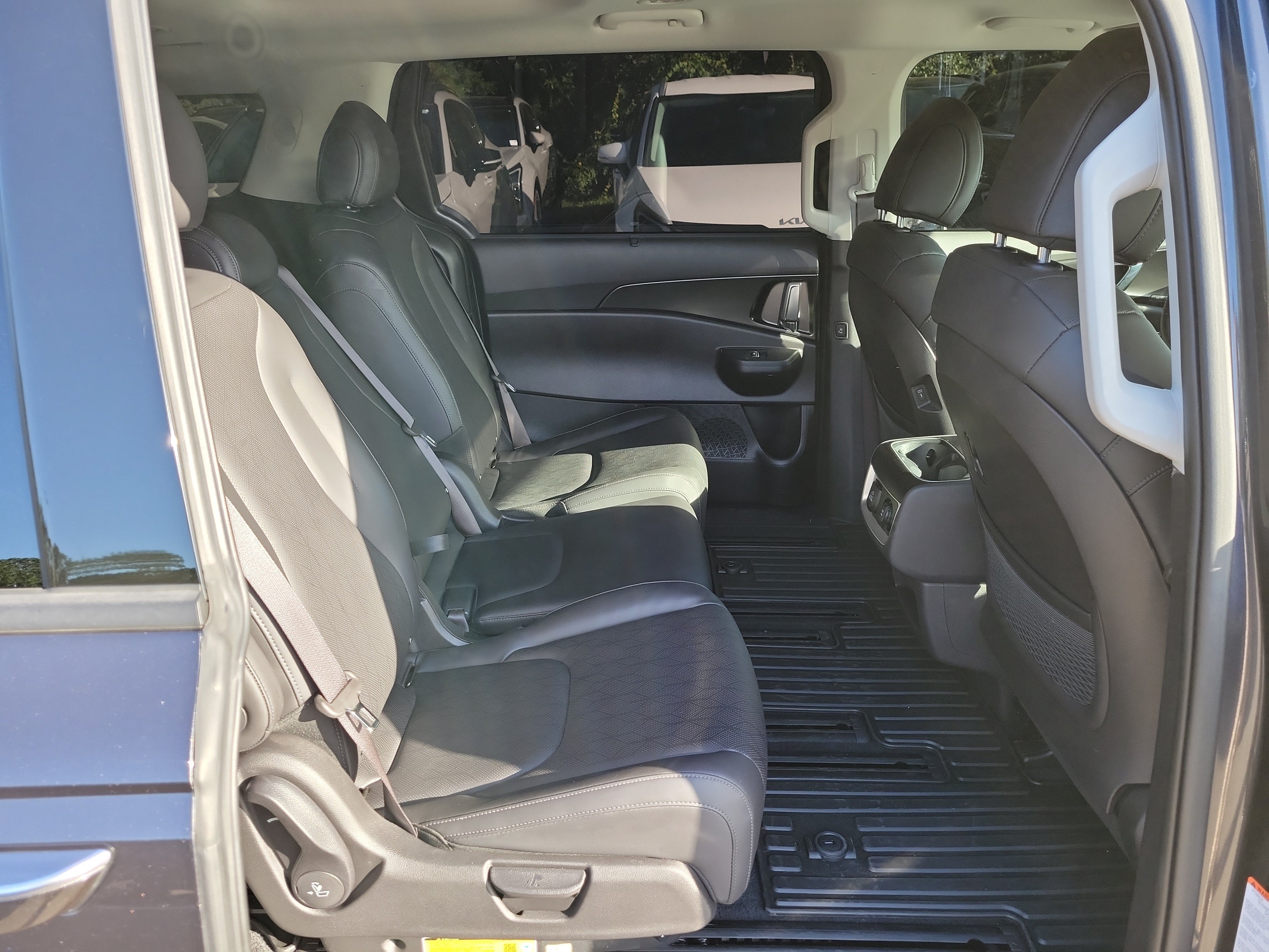 Certified 2025 Kia Carnival SX w/ SX Dark Edition Package FWD image 10