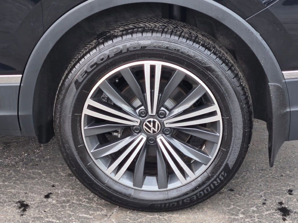 Used 2024 Volkswagen Tiguan Wolfsburg Edition image 22