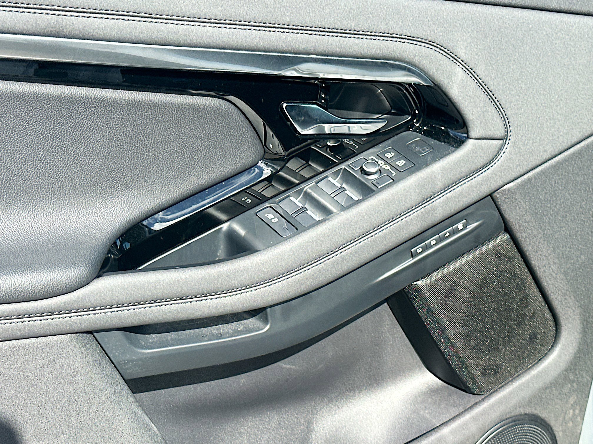 Used 2022 Land Rover Range Rover Evoque R-Dynamic SE image 18