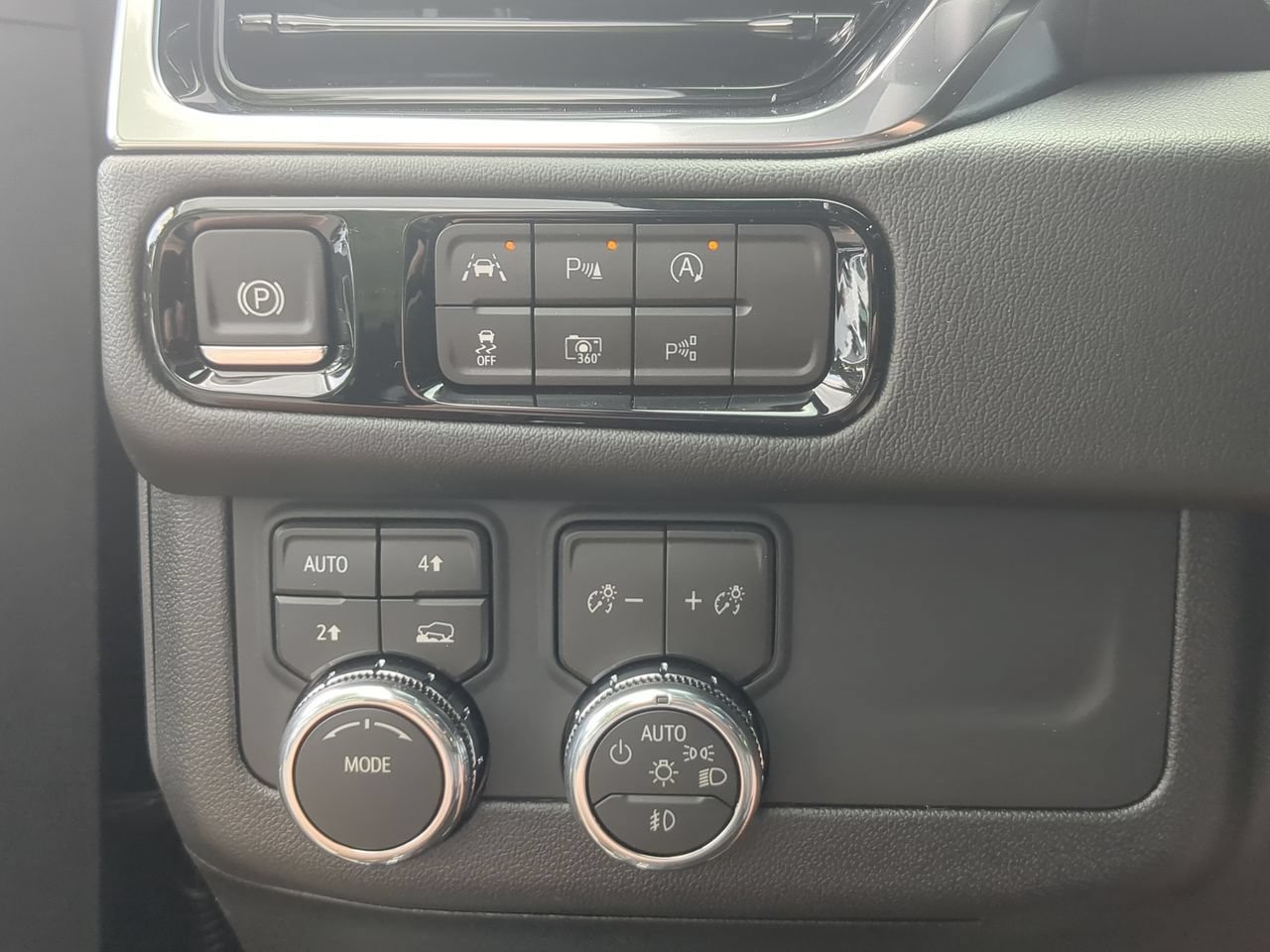Used 2026 GMC Yukon XL Denali w/ Sun & Power Step Package AWD/4WD image 18