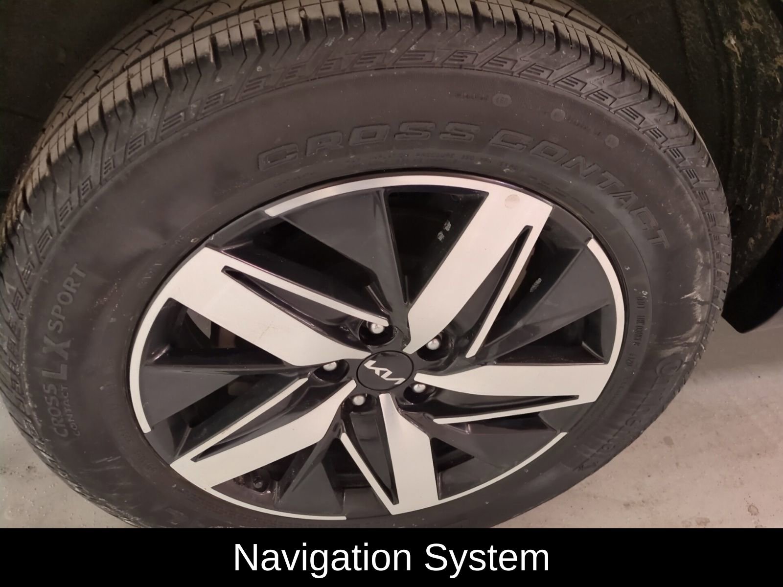 Used 2022 Kia Sorento S w/ Panoramic Sunroof Package image 2