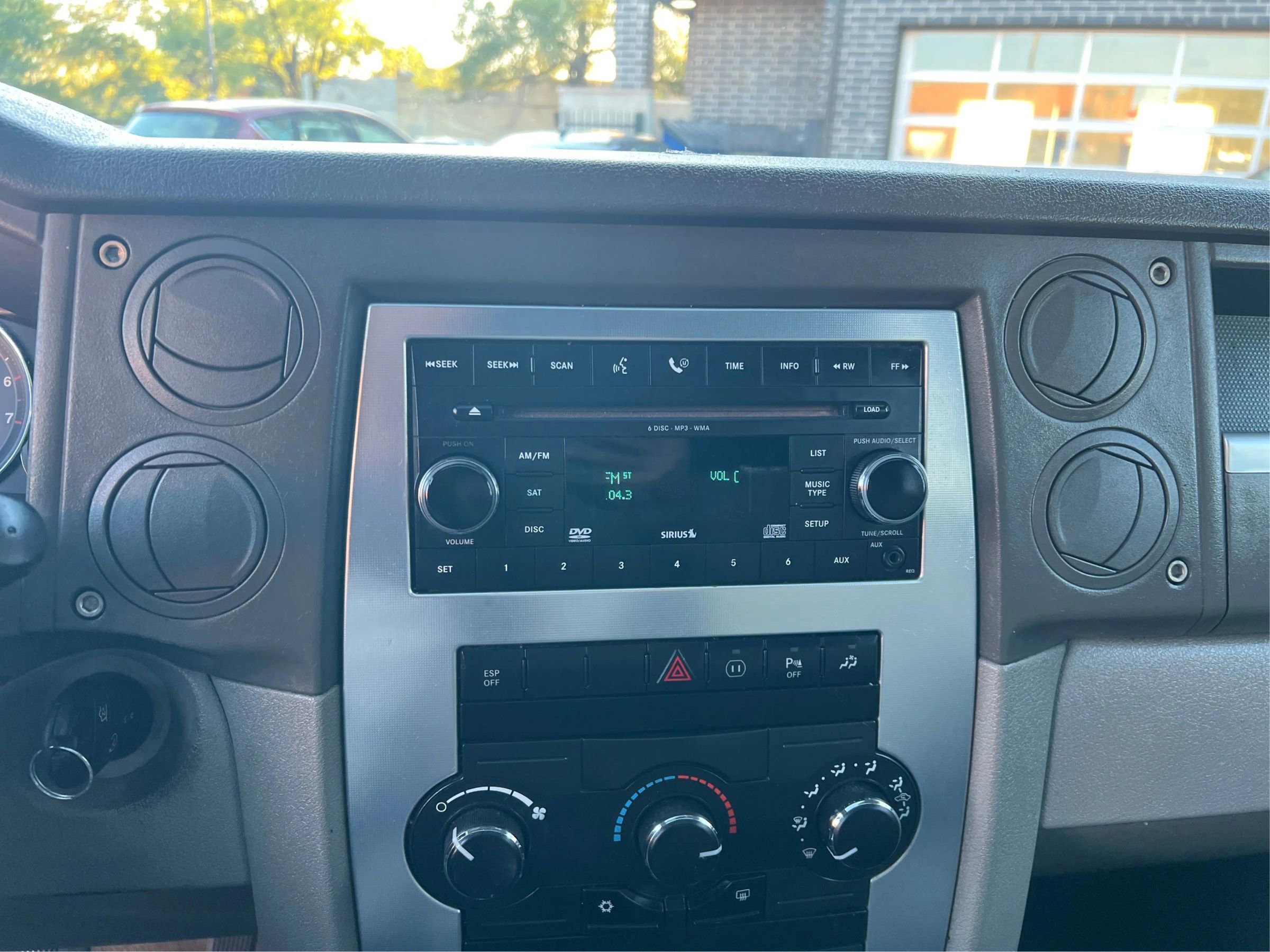 Used 2008 Jeep Commander Sport image 16