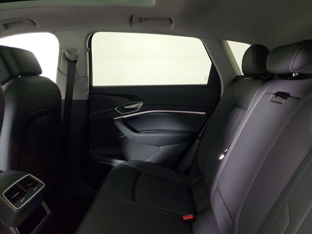 Used 2023 Audi e-tron Premium Plus w/ Premium Plus Package image 12
