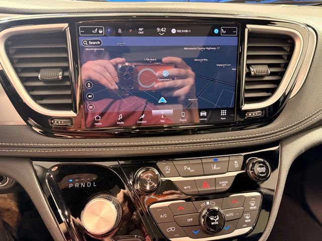 Used 2025 Chrysler Pacifica Limited image 30