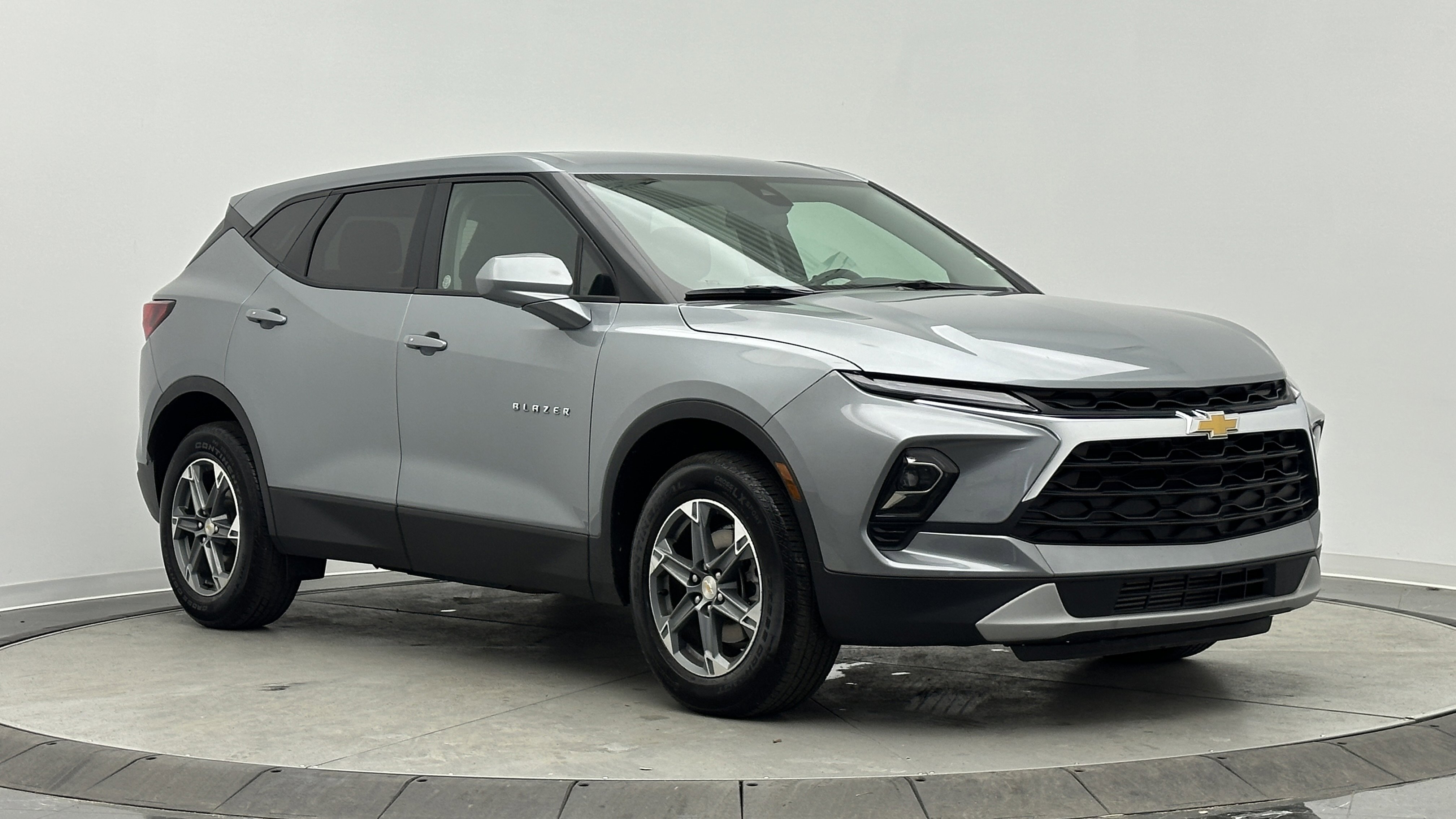 Used 2025 Chevrolet Blazer LT image 3