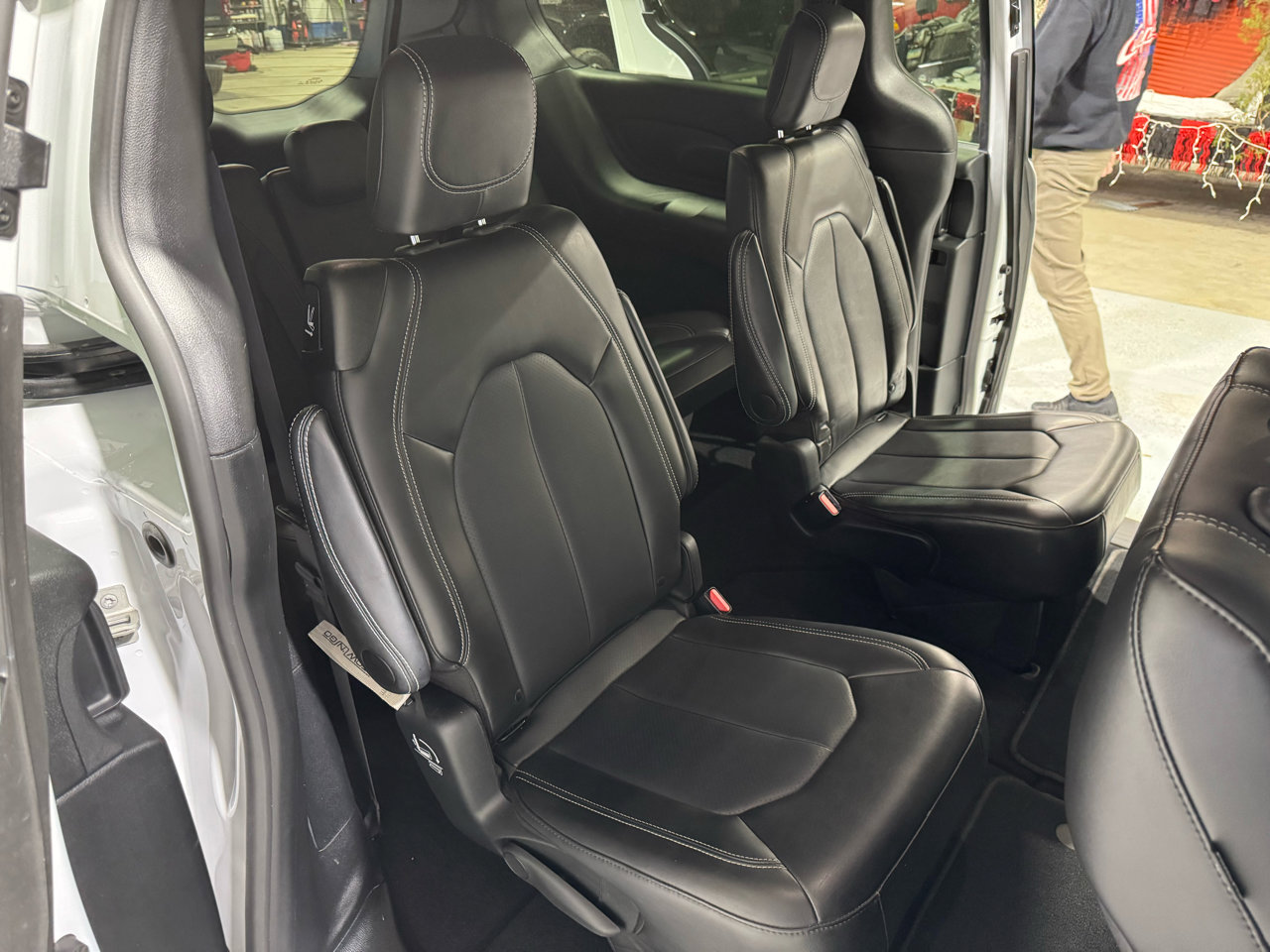 Used 2025 Chrysler Pacifica Select image 9