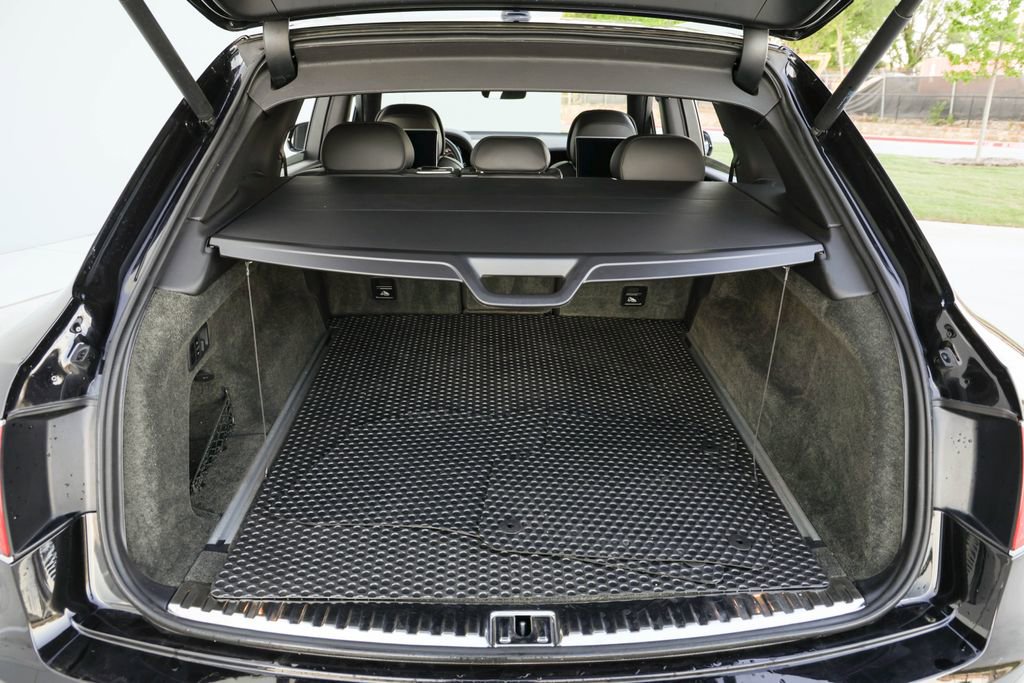 Used 2018 Bentley Bentayga image 28