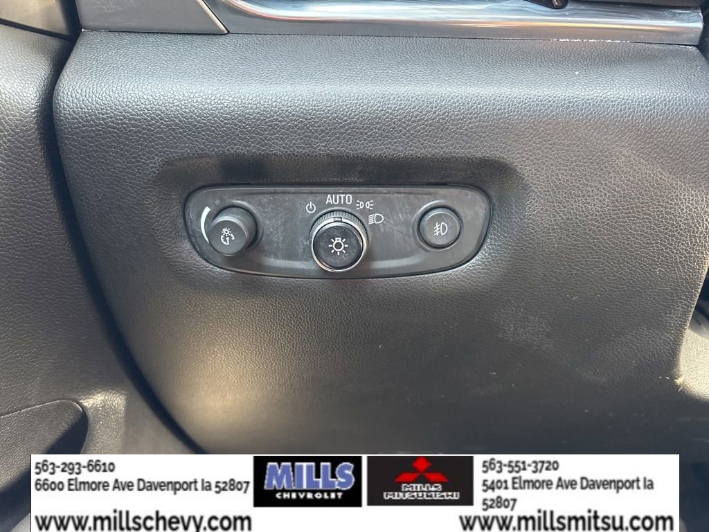 Used 2021 Chevrolet Traverse LT image 24