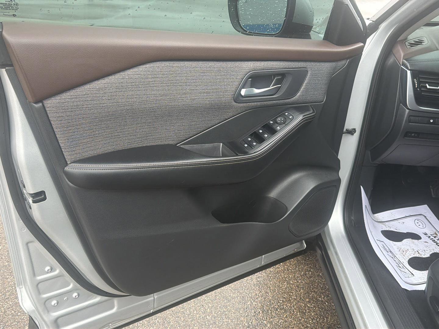 Used 2022 Nissan Rogue SV image 12