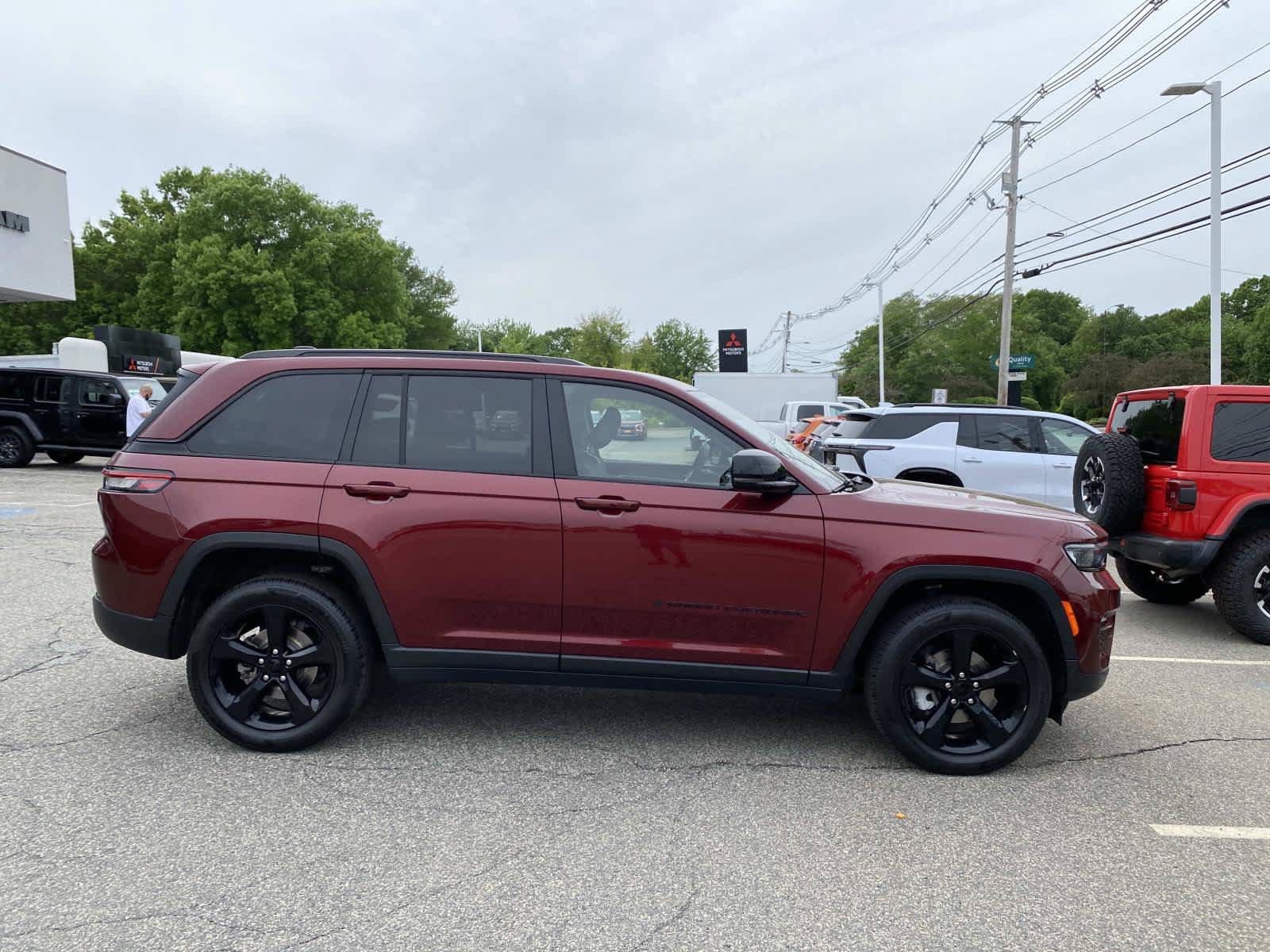 Certified 2023 Jeep Grand Cherokee Limited w/ Black Appearance Package AWD/4WD image 2