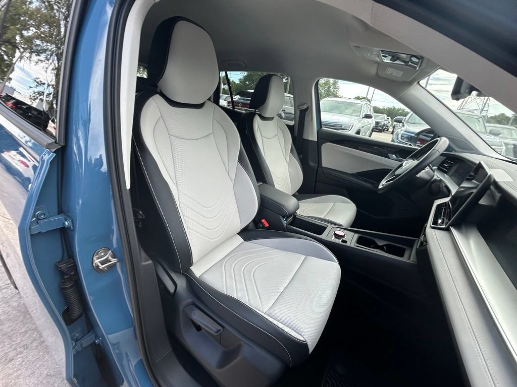 Used 2025 Volkswagen Tiguan SE FWD image 32